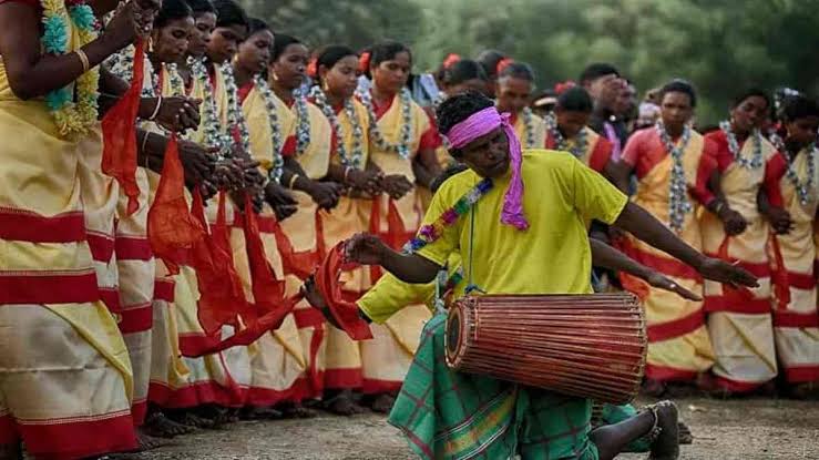 सामूहिक उत्सव का आदर्श उदाहरण है आदिवासियों का प्रमुख प्रकृति पर्व सरहुल