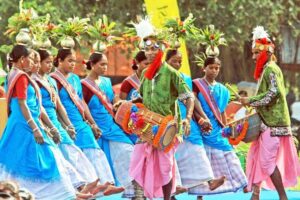 सामूहिक उत्सव का आदर्श उदाहरण है आदिवासियों का प्रमुख प्रकृति पर्व सरहुल