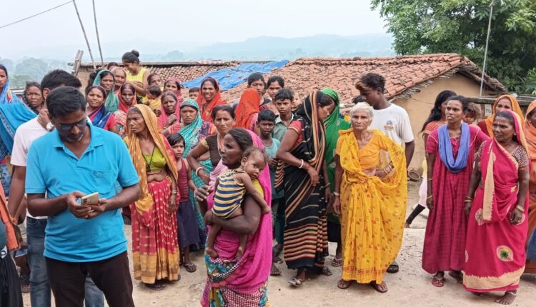 साड़ी के फंदे से झूलता मिला महिला का शव, आत्महत्या की संभावना