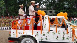 गिरिडीह के झंडा मैदान में हुआ मुख्य कार्यक्रम, उपायुक्त ने किया झंडोत्तोलन, परेड की सलामी ली