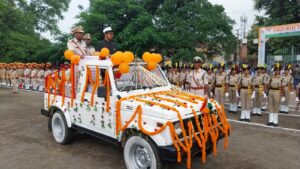 गिरिडीह के झंडा मैदान में हुआ मुख्य कार्यक्रम, उपायुक्त ने किया झंडोत्तोलन, परेड की सलामी ली