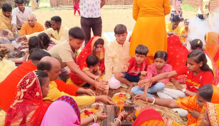 हरिचक में हुआ पांच कुण्डीय गायत्री यज्ञ का आयोजन, लोगों ने बुराई त्यागने का लिया संकल्प