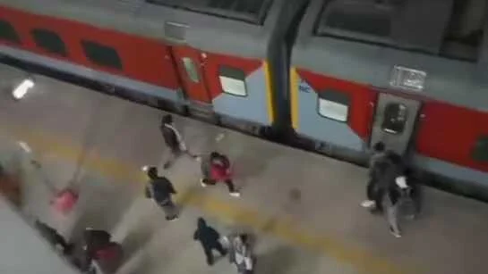 Miscreants attacked the train going from Jhansi to Prayagraj Maha Kumbh