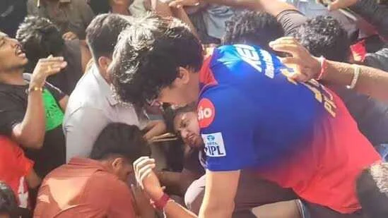 परेड के दौरान बेकाबू भीड़ ने मचाया हंगामा, प्रशासन की तैयारियों पर उठे सवाल