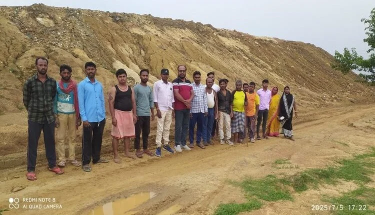 पत्थर खदान से निकली मिट्टी को आम रास्ता पर किया डंप, अब रास्ता हुआ बाधित
