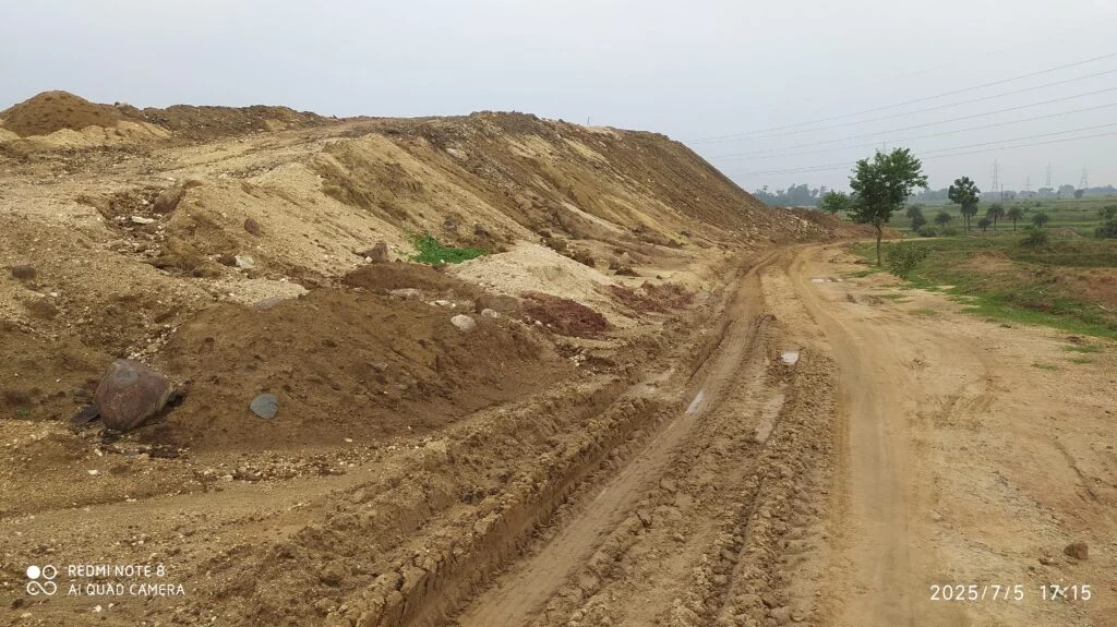 पत्थर खदान से निकली मिट्टी को आम रास्ता पर किया डंप, अब रास्ता हुआ बाधित