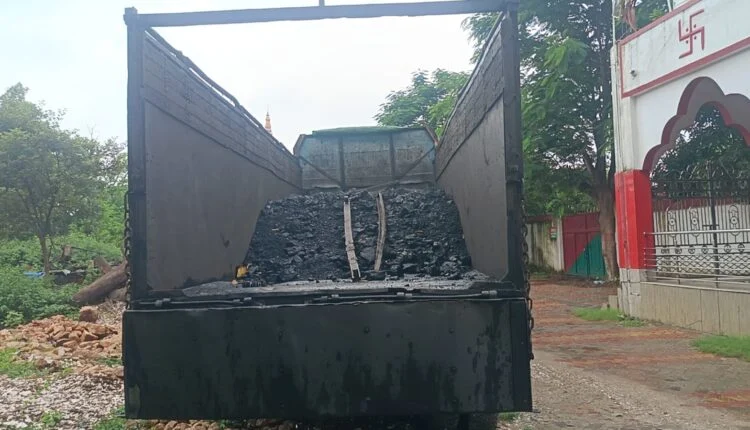 गिरिडीह में वन विभाग की बड़ी कार्रवाई, अवैध कोयला लदा ट्रक जब्त
