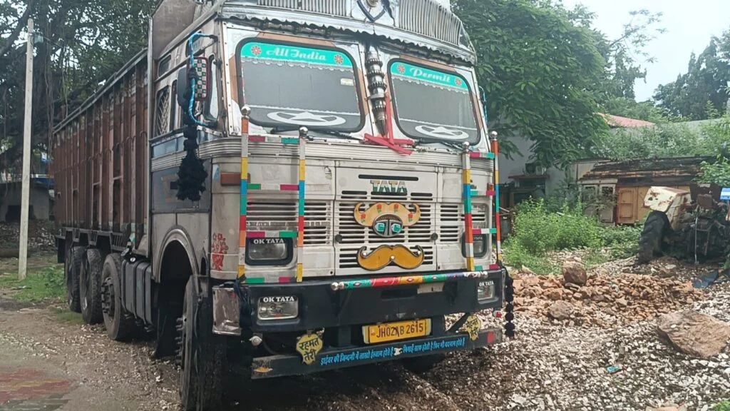 सती घाट क्षेत्र में अवैध कोयला खनन पर छापेमारी, चालक फरार, जांच जारी