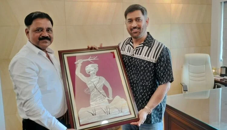 “कैप्टेन कूल” से “मिनिस्टर पोपुलर” की मुलाक़ात, झारखण्ड में पर्यटन और खेल विकास पर चर्चा