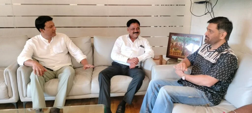 “कैप्टेन कूल” से “मिनिस्टर पोपुलर” की मुलाक़ात, झारखण्ड में पर्यटन और खेल विकास पर चर्चा