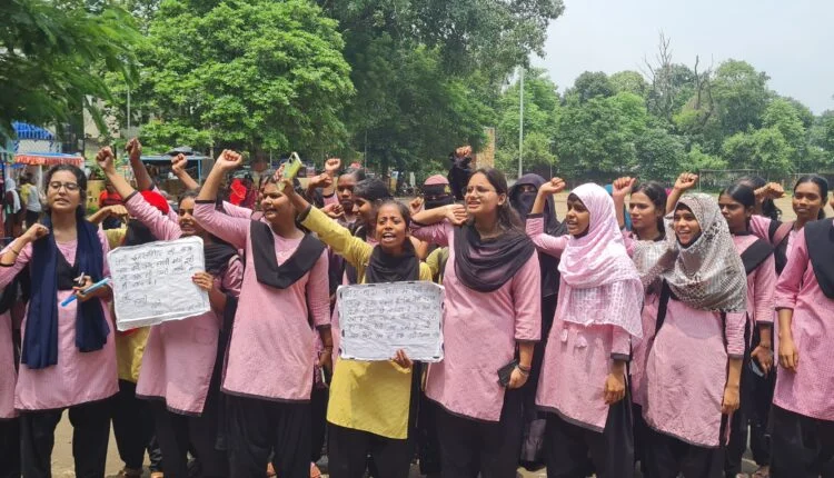 गिरिडीह में इंटर पढ़ाई बंद होने पर छात्राओं का हंगामा