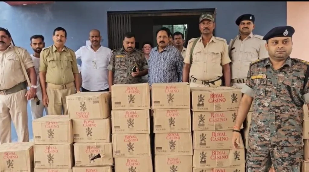 बरामद शराब की अनुमानित कीमत करीब 15 लाख रुपये