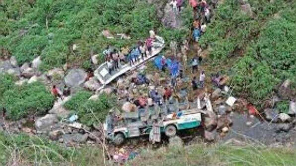 थल-पिथौरागढ़ मार्ग पर मैक्स जीप खाई में गिरी, रेस्क्यू ऑपरेशन जारी