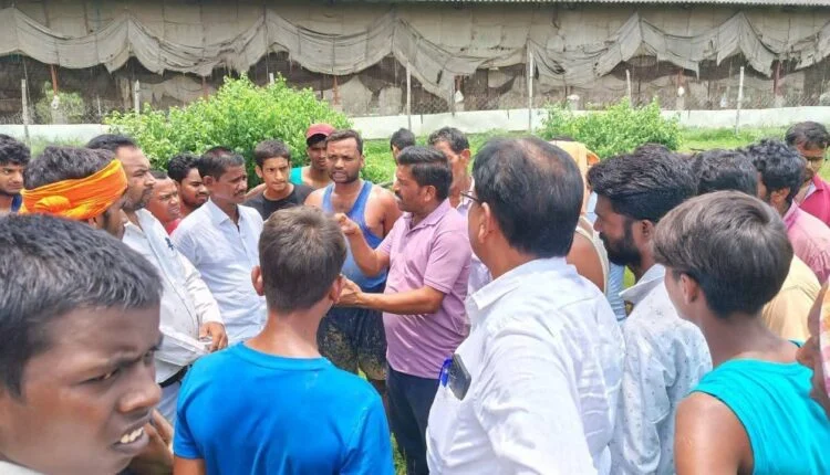 मुर्गी फार्म के बगल में बने गहरे गड्ढे में डूबने से बच्चे की मौत – फार्म संचालक पर लापरवाही का आरोप