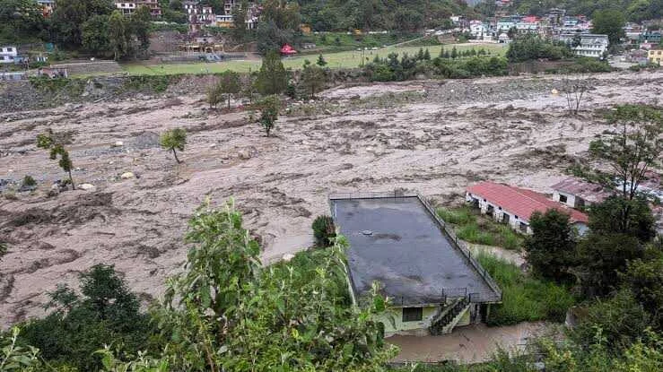 विनाशकारी मलबे की बाढ़ के रास्ते में जो कुछ भी आया, वह तबाह हो गया