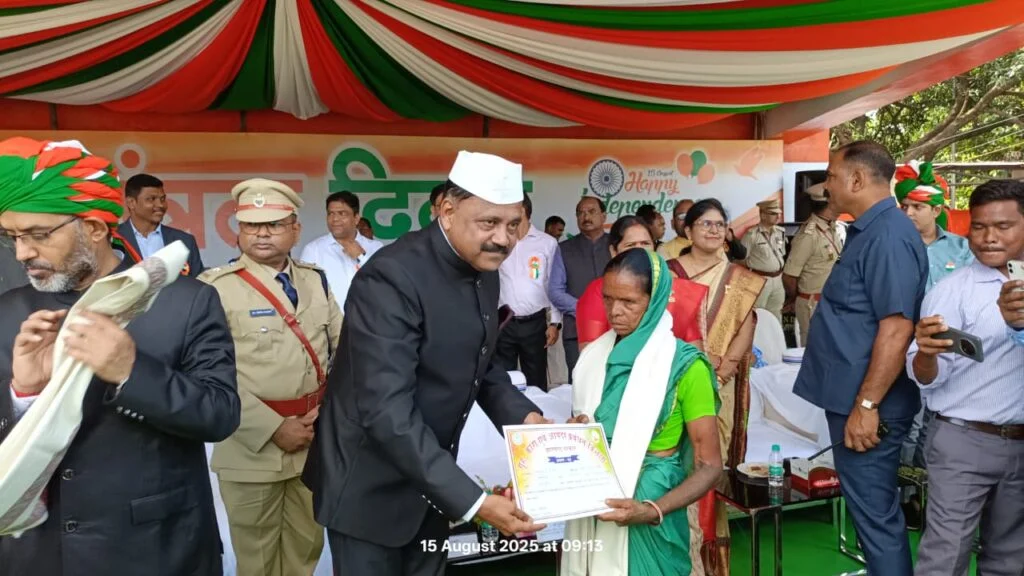 प्रतिभावान छात्रों, खिलाड़ियों और समाजसेवियों को किया गया सम्मानित 
