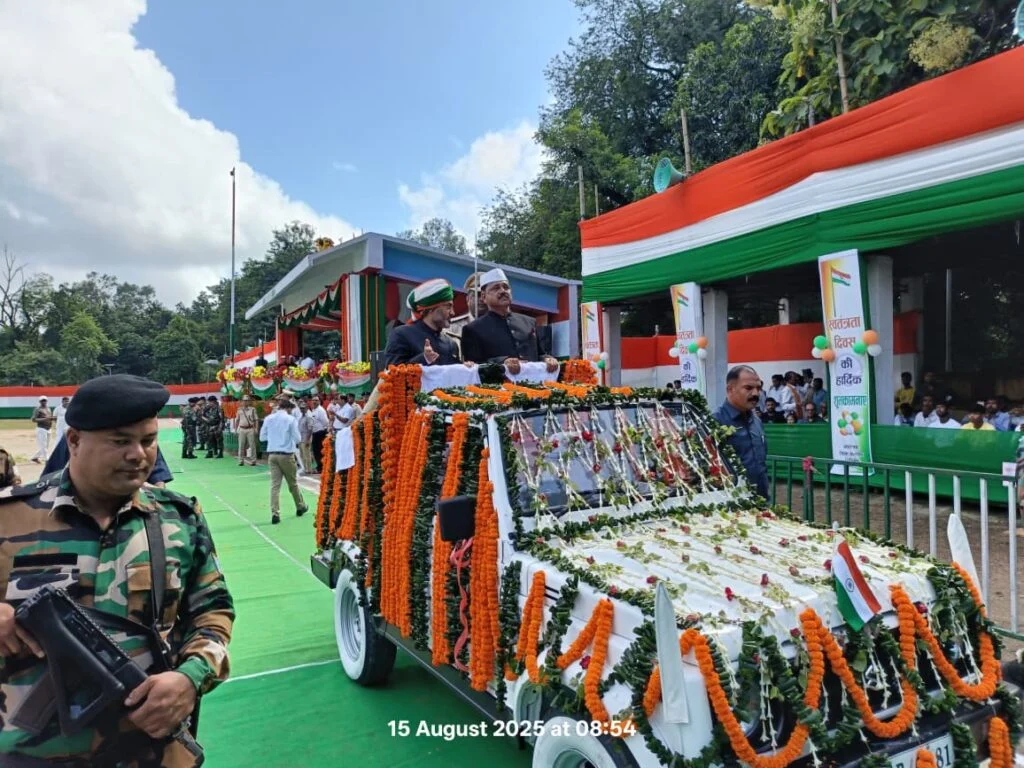 राष्ट्रीय ध्वज फहराने के बाद मंत्री सुदिव्य कुमार ने परेड की सलामी ली