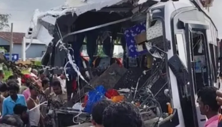 पश्चिम बंगाल में बस-ट्रक की भीषण टक्कर: बिहार के 10 तीर्थ यात्रियों की मौत, 30 से अधिक घायल
