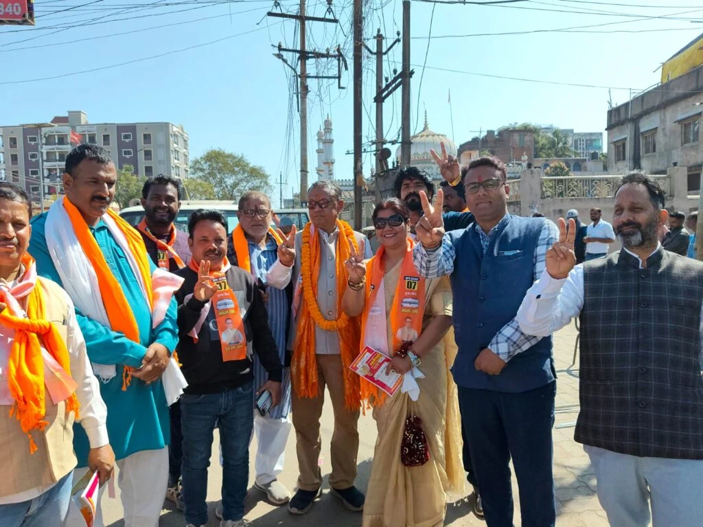 भाजपा नेत्री सह समाजसेवी ने भाजपा समर्थित प्रत्याशी सुदेश कुमार के चुनावी जनसंपर्क में झोंकी ताकत