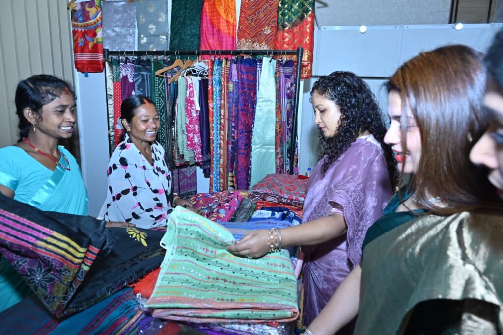 महिला उद्यमियों, कलाकारों तथा हस्तशिल्प से जुड़े प्रतिभागियों की सराहना करतीं कल्पना मुर्मू सोरेन 