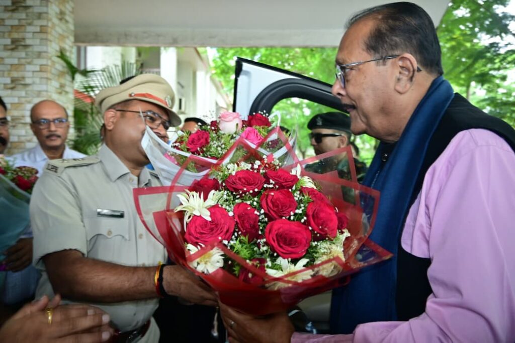 एसपी ने भी भेंट किया पुष्प गुच्छ 