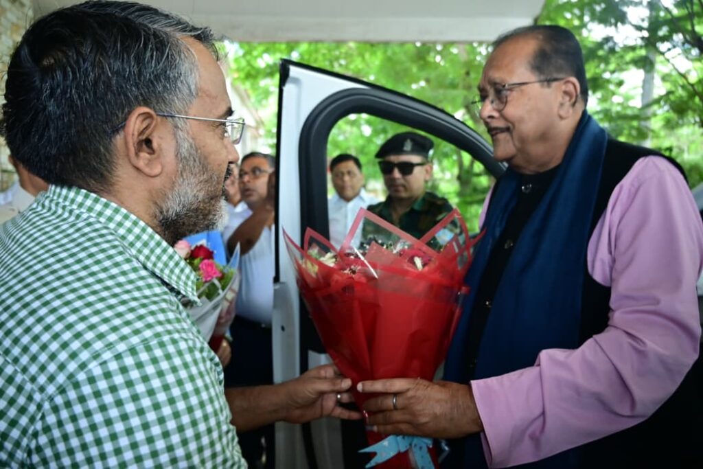 गिरिडीह पहुंचने पर मंत्री का उपायुक्त रामनिवास यादव 