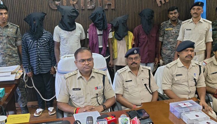 पचम्बा में मछली व्यापारी से ₹2.07 लाख की लूट का खुलासा, देसी कट्टा समेत पांच आरोपी गिरफ्तार