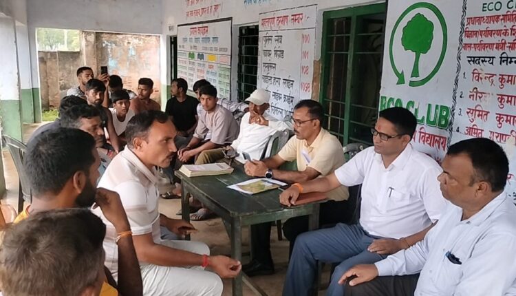 बच्चों के प्रदर्शन के बाद हरकत में आया शिक्षा विभाग, स्कूल पहुंची जांच टीम