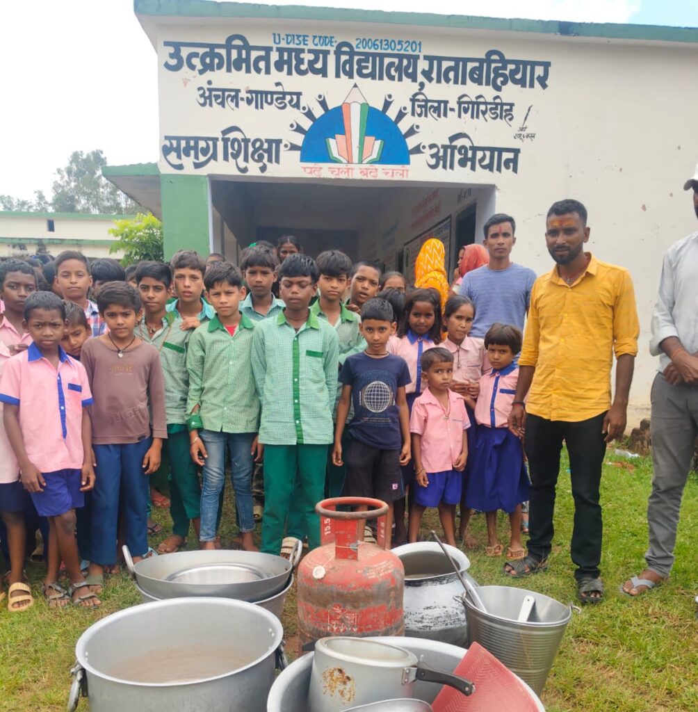 बच्चों के प्रदर्शन के बाद हरकत में आया शिक्षा विभाग, स्कूल पहुंची जांच टीम