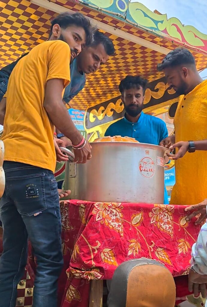 गाजे-बाजे के साथ निकली लड्डू की शोभायात्रा