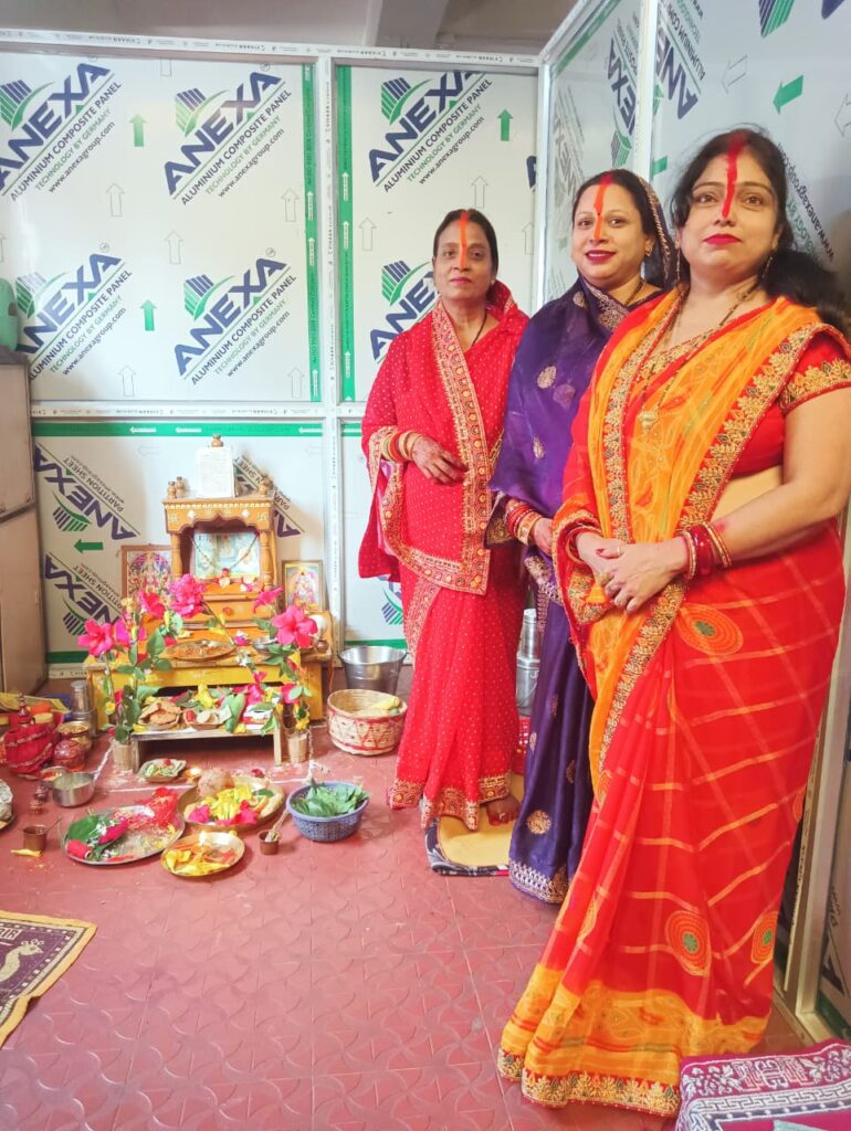 सोलह श्रृंगार कर की शिव-पार्वती की पूजा