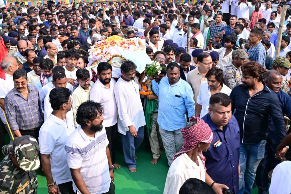 मां को अंतिम विदाई देने उमड़ा जनसैलाब