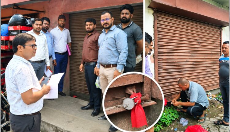 नगर निगम की बड़ी कार्रवाई, बकायेदारों की पांच दुकानें सील
