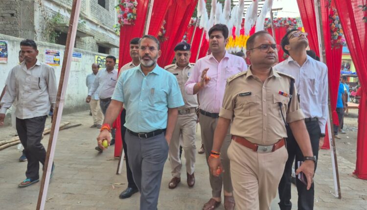 दुर्गा पूजा को लेकर अलर्ट मोड में जिला प्रशासन, डीसी-एसपी ने किया पंडालों का निरीक्षण