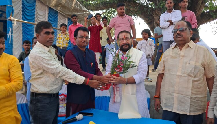 पूर्व विधायक ने किया पूजा पंडालों का दौरा