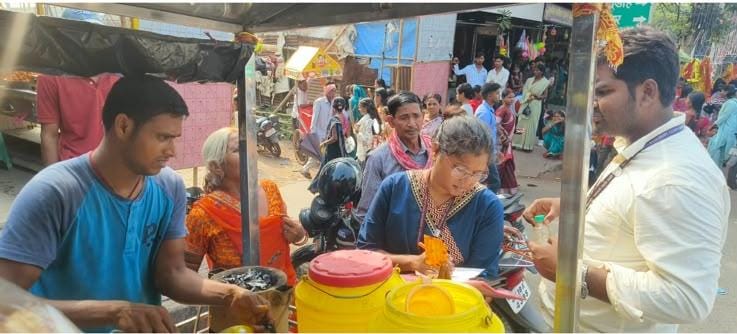 डुमरी में खाद्य सुरक्षा विभाग का छापा, 8 किलो दूषित मिठाइयां और एक्सपायर्ड सोडा जब्त